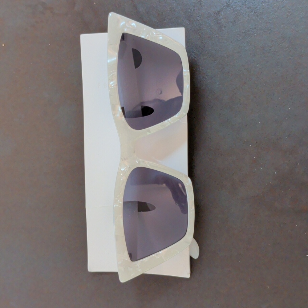 FOREVER 21 Cat Eye Sunglasses 😎